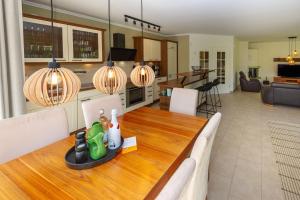 un tavolo da pranzo in un soggiorno e in una cucina di Reethaus StrandZeit in Lobbe - Haushälfte 2 a Lobbe