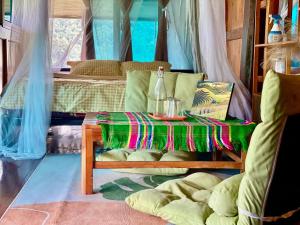 Làng XaにあるHa Giang Uphill Coffee Farmstayのテーブルとベッドが備わる部屋
