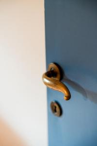 a door with a wooden door knob on it at Locanda Scotti in Paladina