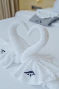 deux cygnes enveloppés dans des serviettes blanches sur une table dans l'établissement Teak 5 Bedroom Luxurious Pool Villa Bangtao Beach, à Laguna Phuket