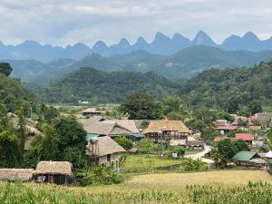 Làng XaにあるHa Giang Uphill Coffee Farmstayの山を背景にした小さな村