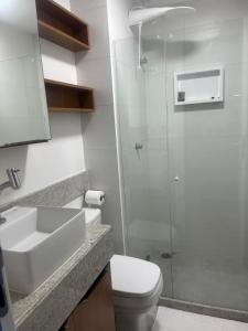 um banheiro com chuveiro, vaso sanitário e pia em Tamandaré Mar de Campas Flat 218 Carneiros em Tamandaré