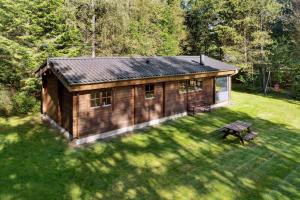 KølkærにあるHyggeligt Sommerhus Nær Herningの庭にある小さな小屋の上空からの眺め
