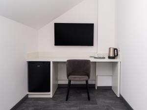 Příslušenství pro přípravu čaje a kávy v ubytování DREAM HOTEL Sambir