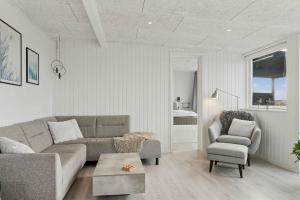 Posezení v ubytování Lovely Holiday Home With Sea View