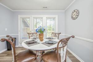 ein Esszimmer mit Tisch und Stühlen und einer Uhr in der Unterkunft No Place Like Homeplace Ii in Fayetteville