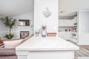 eine Küche und ein Wohnzimmer mit einer großen weißen Arbeitsplatte in der Unterkunft No Place Like Homeplace Ii in Fayetteville