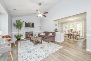 ein Wohnzimmer mit Sofa und Kamin in der Unterkunft No Place Like Homeplace Ii in Fayetteville