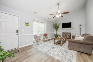 ein Wohnzimmer mit Sofa und Kamin in der Unterkunft No Place Like Homeplace Ii in Fayetteville + 21 Fotos