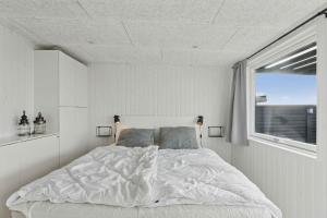 Postel nebo postele na pokoji v ubytování Lovely Holiday Home With Sea View