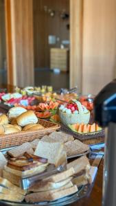 un buffet avec de nombreux types d'aliments différents sur une table dans l'établissement Boulevard Hotel Crateús, à Crateús