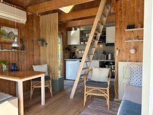 Kuchyň nebo kuchyňský kout v ubytování Cozy Small Holiday Home With Sea View