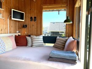 Postel nebo postele na pokoji v ubytování Cozy Small Holiday Home With Sea View