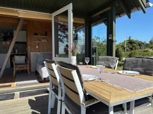 Balkón nebo terasa v ubytování Cozy Small Holiday Home With Sea View