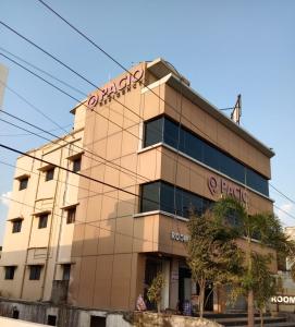 Un edificio con un cartel encima en Pacio Residency, en Kanchipuram