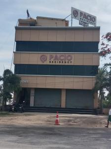 Un gran edificio con un cartel encima. en Pacio Residency, en Kanchipuram