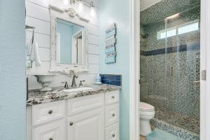 Koupelna v ubytování Ultimate Beachfront Large Deck Pet Paradise + 20 fotografií