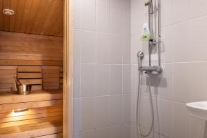 ein Badezimmer mit Dusche und Waschbecken in der Unterkunft Rukariutta Apartments in Ruka + 32 Fotos