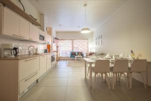 a kitchen and dining room with a table and chairs at Rukariutta Apartments in Ruka
