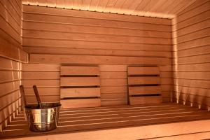 a small sauna with a bucket in the middle at Rukariutta Apartments in Ruka