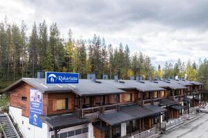 鲁卡卢卡利塔公寓酒店的顶部有标志的建筑物