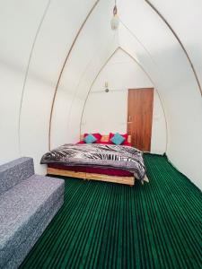 Ένα ή περισσότερα κρεβάτια σε δωμάτιο στο Hilltop camp kasol