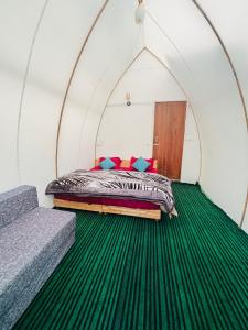 Ένα ή περισσότερα κρεβάτια σε δωμάτιο στο Hilltop camp kasol +10 φωτογραφίες