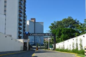 ein Schild für den colombinianico de f pas in der Unterkunft Morada da Fé I 300 m da Canção Nova Cond Da fé in Cachoeira Paulista