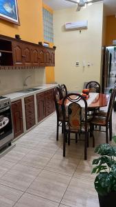 Alojamiento El Cardenal في إكيتوس: مطبخ مع طاولة وكراسي ومغسلة