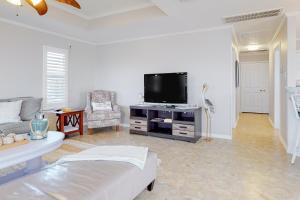 Patton WoodsにあるPrime Canal Front w/ Dock Outdoor Kitchenのソファと薄型テレビのあるリビングルーム