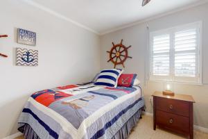 Patton WoodsにあるPrime Canal Front w/ Dock Outdoor Kitchenのベッドルーム1室(ベッド1台、木製のナイトスタンド付) +24枚の写真