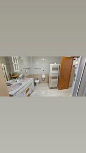 Kuchyň nebo kuchyňský kout v ubytování Cozy attic apartment