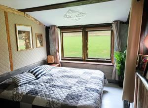 une chambre avec un lit et une grande fenêtre dans l'établissement The Old Barn ZIMOWY HIT Jacuzzi Piecyk Butikowy Dom 2 Noce minimum, à Płóczki Górne 121 autres photos