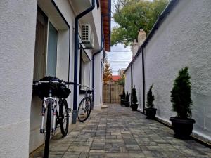 een fiets geparkeerd aan de zijkant van een gebouw bij Casa Rahova in Brăila