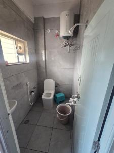 Un baño pequeño con inodoro y lavabo. en patelru comforts, en Nelamangala
