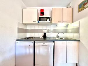 Η κουζίνα ή μικρή κουζίνα στο Le Soleil du Mas, 2 pers, Piscine à Calvisson +16 φωτογραφίες