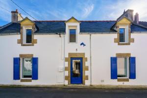 Casa blanca con persianas azules y puerta azul en Ty Beg-Hir - 10min à pied du Port, en Tréboul