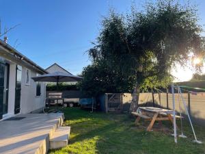 a yard with a picnic table and a tree at Gîte Aux Portes de Bellevue in Salbris