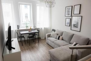 una sala de estar con un sofá y una mesa en Kaisercity Apartment 6, en Núremberg