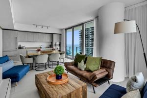 ein Wohnzimmer mit Sofa und Tisch in der Unterkunft Lyfe Resort Access 5 Stars at Hallandale Beach in Hollywood