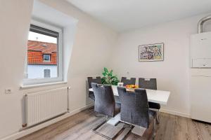 a dining room with a table and chairs at Az-Living Feudenheim in Feudenheim