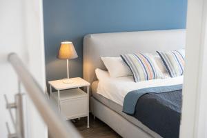 1 dormitorio con 1 cama con lámpara en una mesita de noche en Kaisercity Apartment 6, en Núremberg