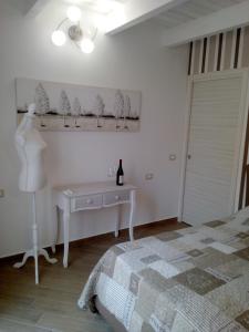 een slaapkamer met een bed en een tafel met een lamp bij Casa Vacanze TAMARA in Balestrate