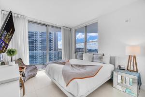 ein Schlafzimmer mit großem Bett und großen Fenstern in der Unterkunft Lyfe Resort Access 5 Stars at Hallandale Beach in Hollywood + 31 Fotos
