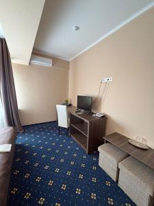 a hotel room with a desk and a computer at Hotel Abi in Baile Felix