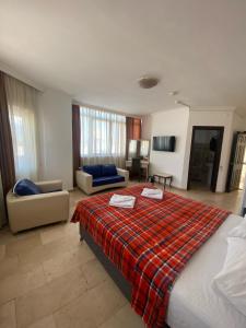 une chambre avec un grand lit et un salon dans l'établissement Hotel Alanya, à Alanya 50 autres photos