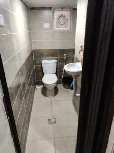 Un baño pequeño con inodoro y lavabo. en Nay's Chalet, en Shūnat Nimrīn 4 fotos más