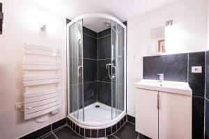 La CombeにあるLa Maison - Chalet DDA La Combeのシャワーと洗面台付きのバスルーム +15枚の写真