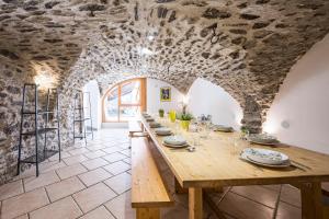 La CombeにあるLa Maison - Chalet DDA La Combeの石壁の部屋の長い木製テーブル