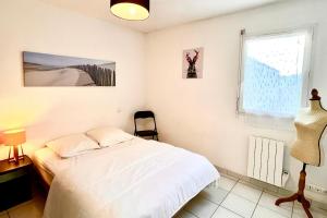 Ένα ή περισσότερα κρεβάτια σε δωμάτιο στο Maison Héloïse - 2 chambres - Terrasse privée - Vacances au calme avec tous les commerces à proximité